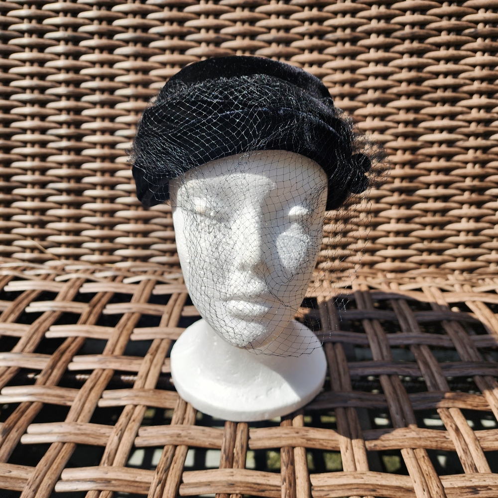 Vintage 1950s Black Velvet Pill Box Hat Church Lady Cosplay Womens Net Veil